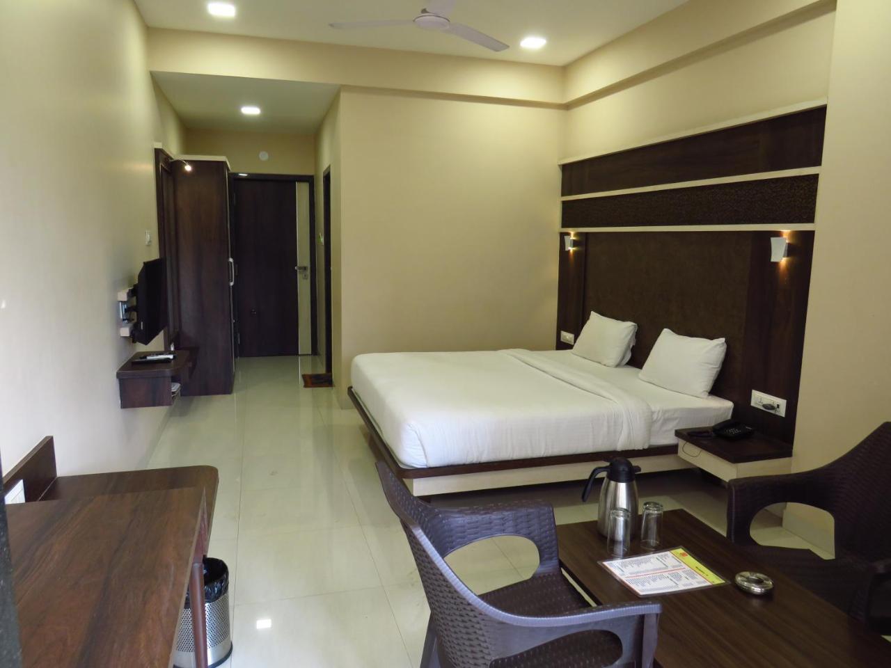 City Palace Resort Lonavala Esterno foto