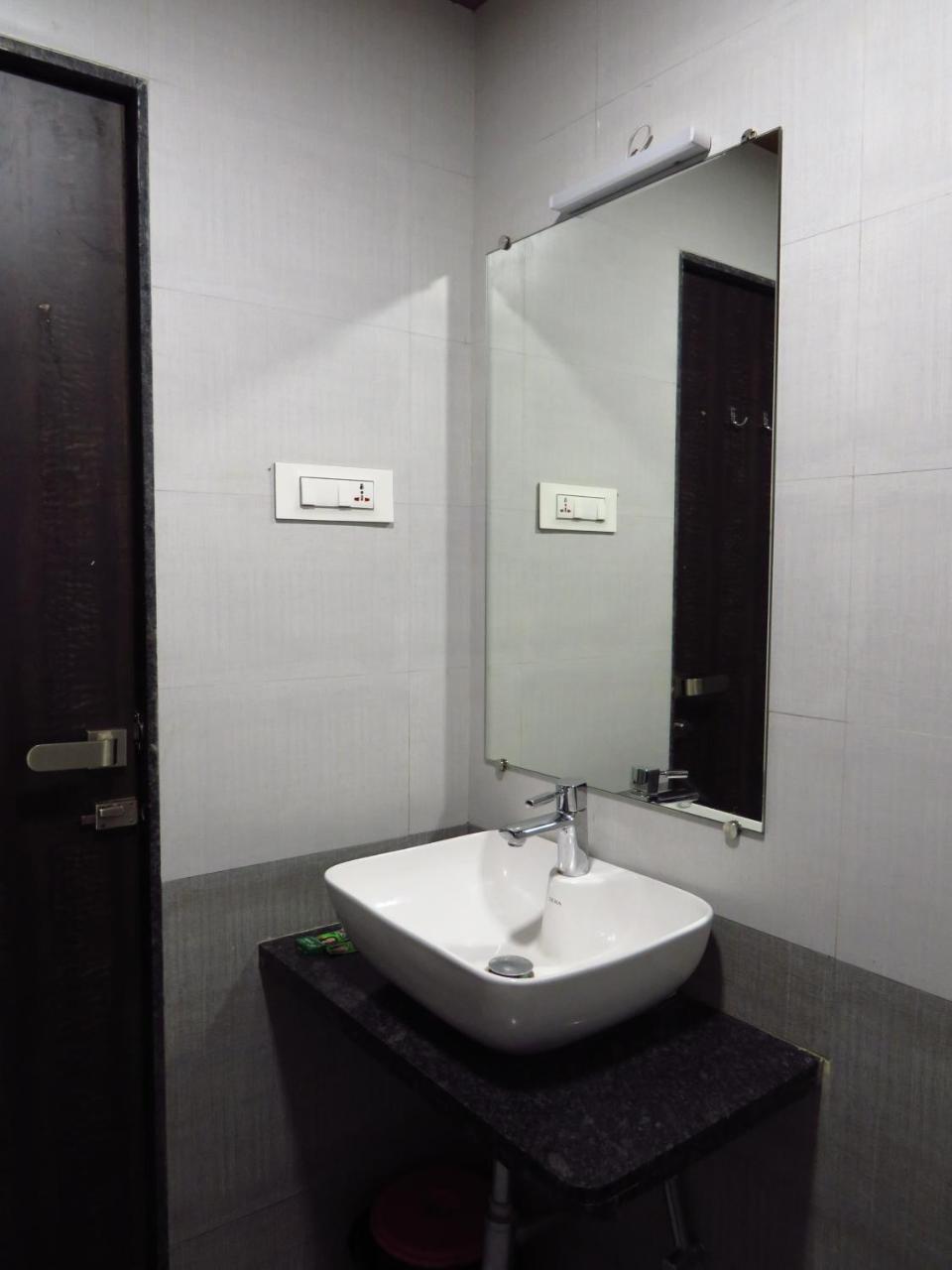 City Palace Resort Lonavala Esterno foto