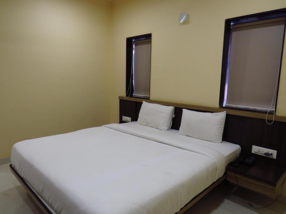 City Palace Resort Lonavala Esterno foto